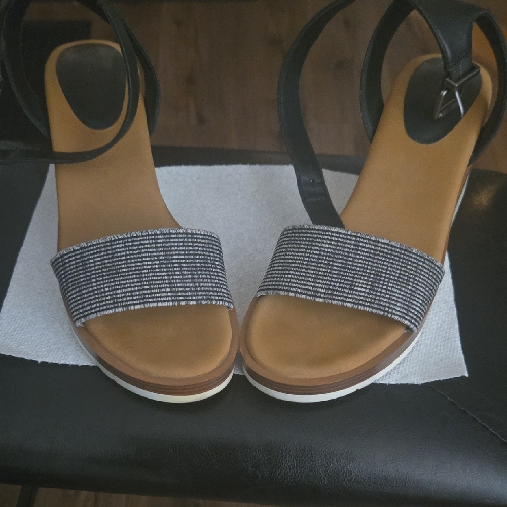 Crown Vintage Black and Tan Sandals